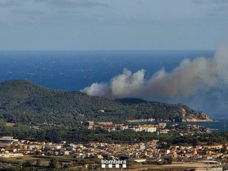 L'incendi afecta a l'Espai d'Interès Natural Castell-Cap Roig. (Foto: Bombers Generalitat).