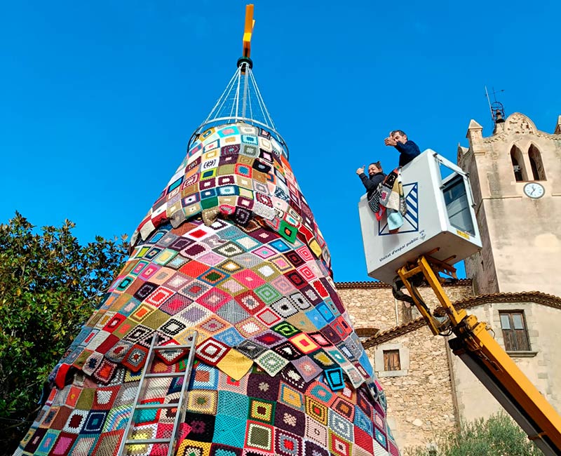 Un arbre de Nadal de ganxet, protagonista de l’encesa de llums d’aquest dissabte a Calonge. (Foto: Ajuntament de Calonge i Sant Antoni).