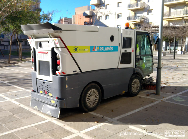 Imatge d'arxiu d'una escombradora mecànica del servei de neteja de Palamós.