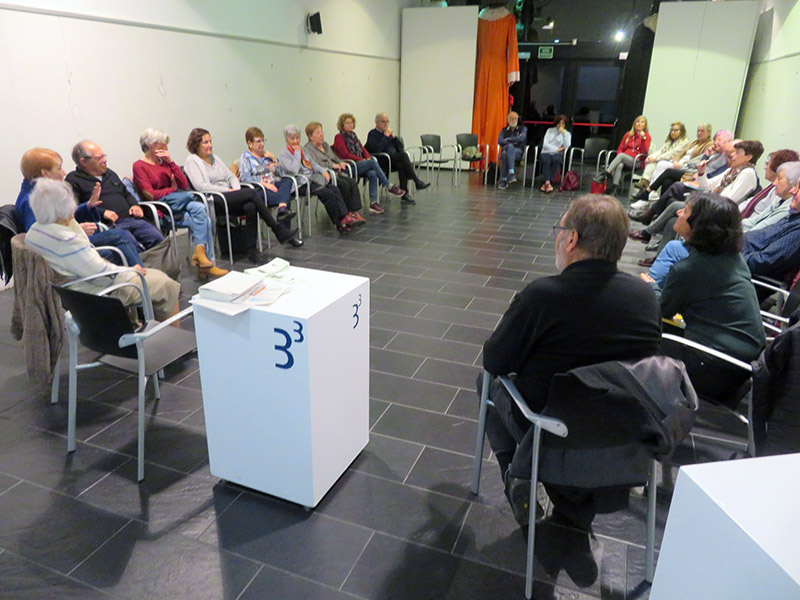 Imatge d'arxiu d'una sessió de tertúlia literària a la biblioteca. (Foto: Biblioteca Lluís Barceló i Bou).