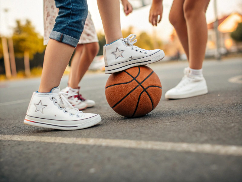 Nens jugant a bàsquet. (Foto: Generada amb IA - Recraft).