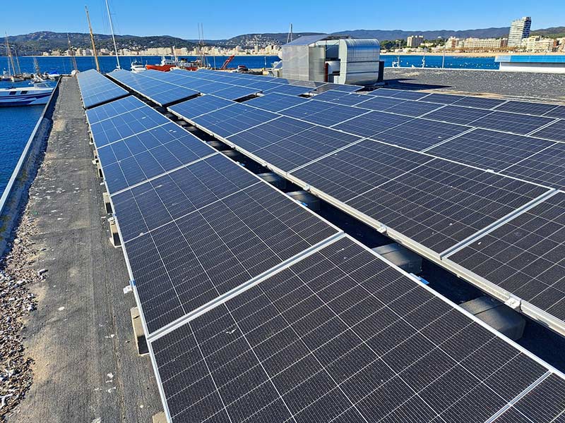 Les plaques fotovoltaiques poden arribar a generar 40 KWh. (Foto: Ajuntament de Palamós).
