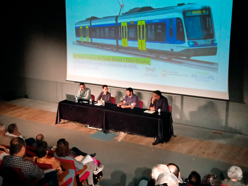 Xerrada informativa del Tren Tram de la Costa Brava a La Bisbal d'Empordà, en una imatge d'arxiu. (Foto: Tren Tram de la Costa Brava).