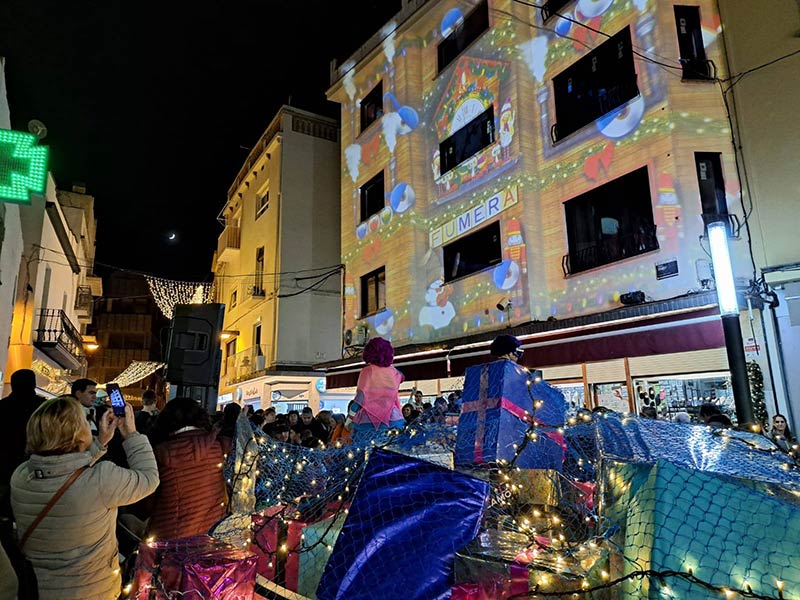 A les 6 de la tarda es fa l'encesa de llums de Nadal a la Plaça dels Arbres. (Foto: Ajuntament de Palamós).
