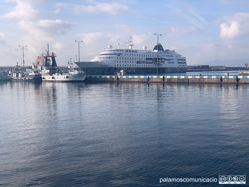 El creuer Hamburg amarrat al port de Palamós, aquest matí.
