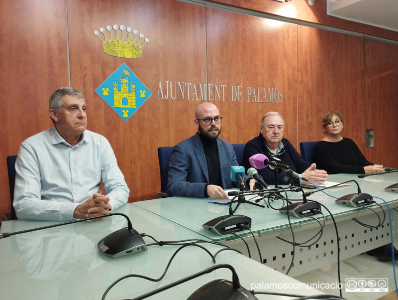 Els tres regidors de Junts, Josep Santamaria, Raimon Trujillo i Blanca Suquet, amb el regidor d'ERC, Antoni Bachiller, aquest matí a l'Ajuntament.