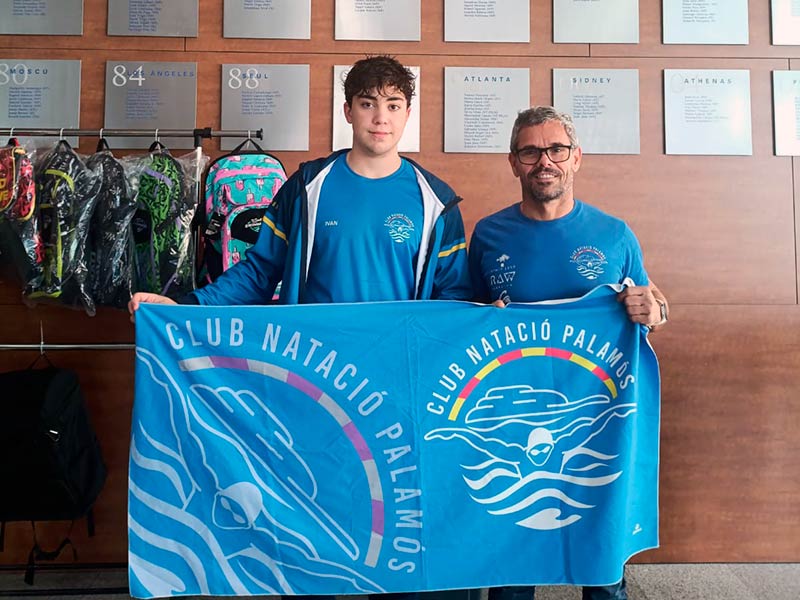 A l'esquerra de la imatge, el nedador del Club Natació Palamós, Ivan Cobos. (Foto: CN Palamós).