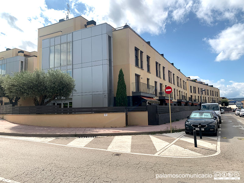 Els afectats viuen en aquest bloc d'habitatges del camí Vell de la Fosca i el carrer d'Isabel Vilà.