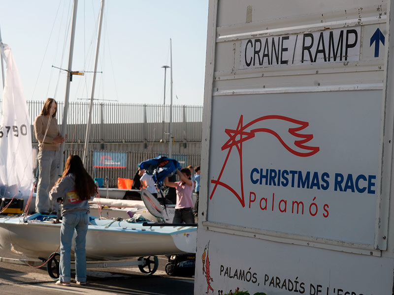 Las tripulacions posant a punt les seves embarcacions, ahir al migdia. (Foto: Sergi Richards).