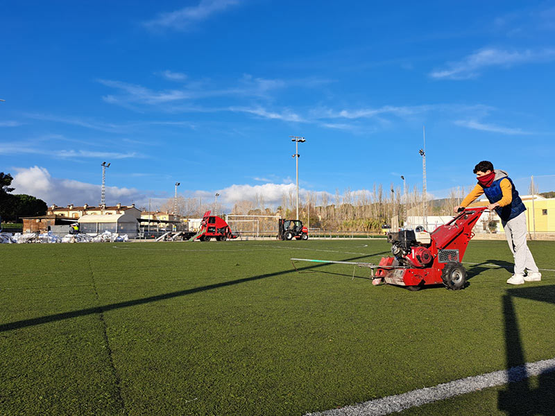 Ja han començat les feines per substituir la gespa artificial del camp de futbol 7 de la zona esportiva. (Foto: Ajuntament de Palamós).