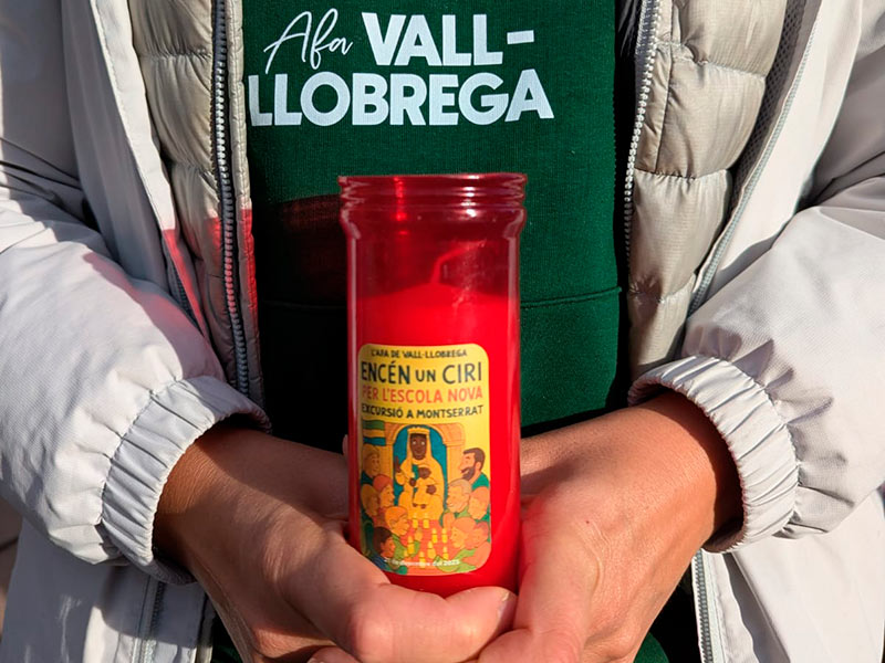 50 persones van anar diumenge a Montserrat per reclamar simbòlicament una nova escola. (Foto: AFA Escola Vall-llobrega).