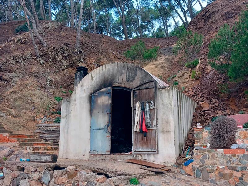 La Policia Local investiga les causes de l'incendi de la barraca de Cala Estreta. (Foto: Associació Clau de Volta).