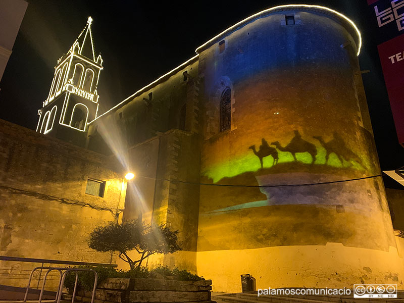 L'església de Palamós il·luminada, ahir al vespre.