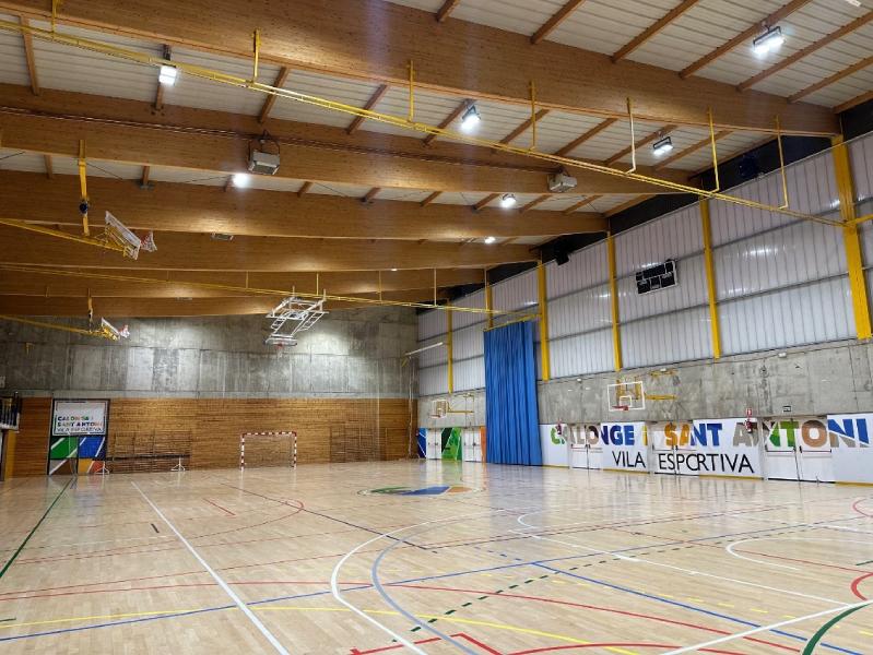 El pavelló de Calonge, amb els nous focus LED. (Foto: Ajuntament de Calonge i Sant Antoni).