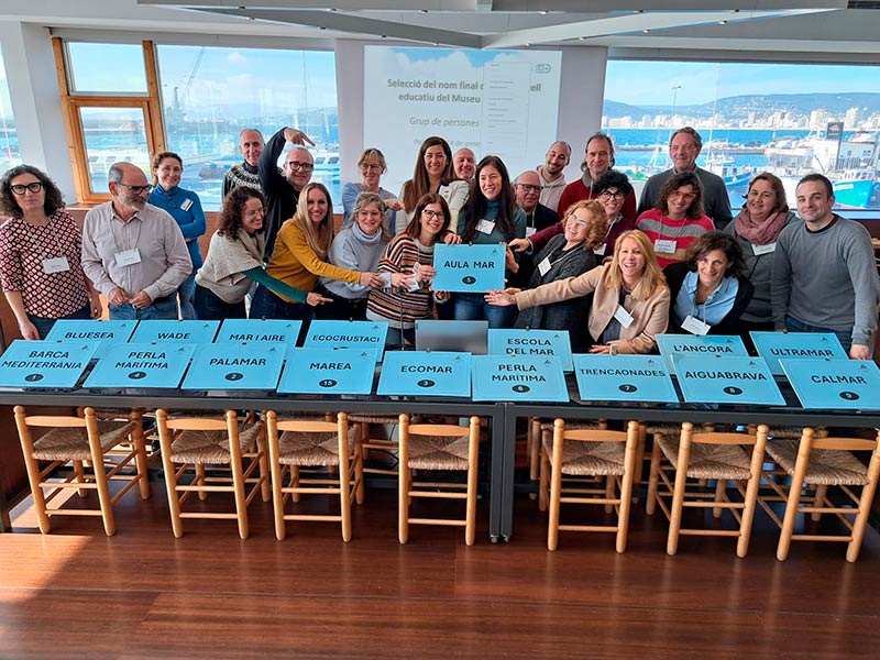Representants dels centres escolars, entitats i institucions que han participat en la sessió de la tria del nom. (Foto: Ajuntament de Palamós).