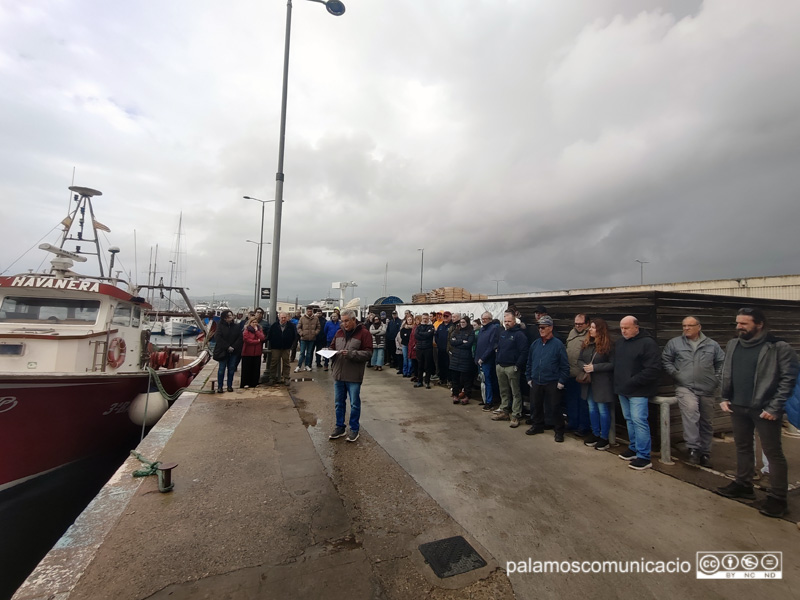 Acte reivindicatiu del sector pesquer avui al moll de Palamós.