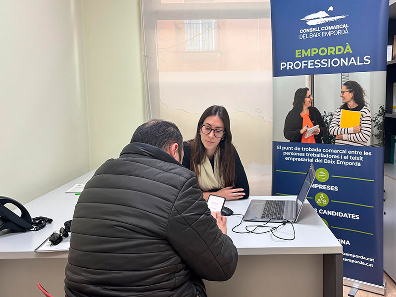 La plataforma comarcal suma 846 ofertes de feina i amplia la seva presència entre joves menors de 30 anys. (Foto: Consell Comarcal).