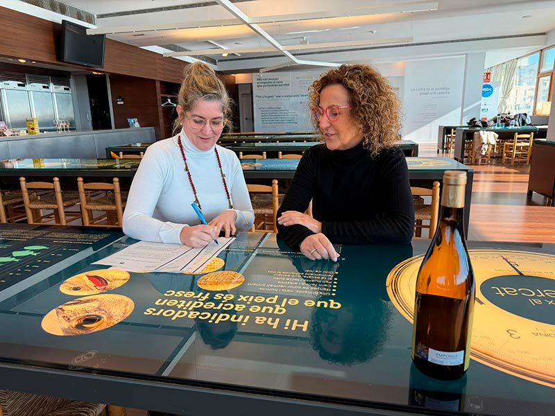 L’alcaldessa de Palamós, Maria Puig, i la Presidenta del Consell Regulador de la DO Empordà, Carme Casacuberta, en el moment de signatura del conveni.
