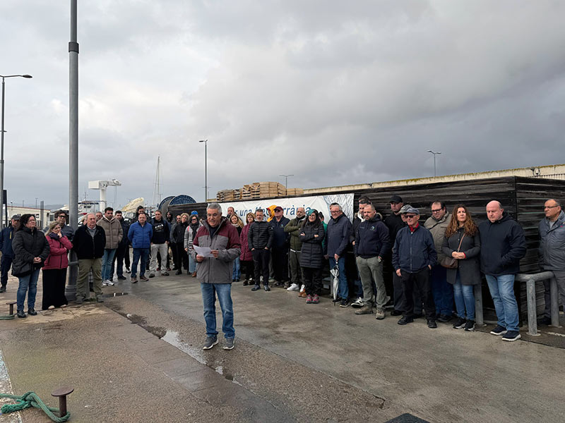 Dilluns passat els pescadors es van manifestar per les noves mesures dictades per la Unió Europea. (Foto: Ajuntament de Palamós).