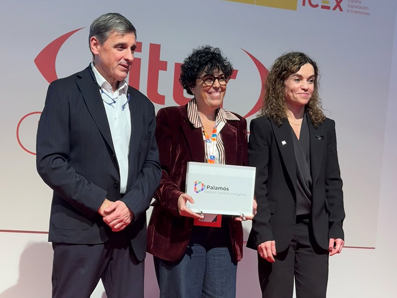 Sílvia Romero, al centre, tècnica de Turisme de l'Ajuntament de Palamós, recollint el distintiu de Destinació Turística Intel·ligent.
