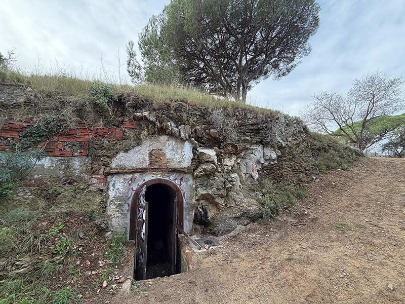Les feines permetran permetran adequar els túnels de la bateria de costa del puig del Molí de Vent. (Foto: Ajuntament de Palamós).