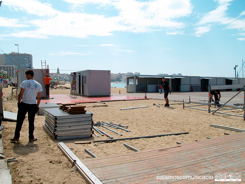 Imatge d'arxiu de la instal·lació del recinte de Barraques de la Festa Major de Palamós.