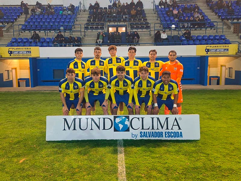 L'onze inicial del Palamós en el partit disputat davant el Sant Jaume d'Olot B. (Foto: Palamós CF).