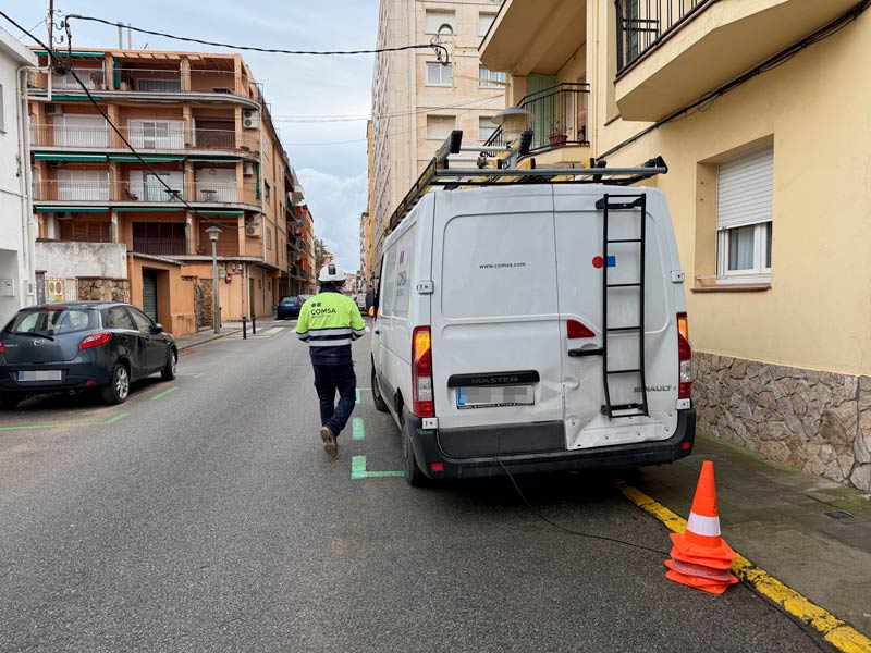 Operaris de la companyia subministradora d’electricitat arreglant l'avaria. (Foto: Ajuntament de Palamós).