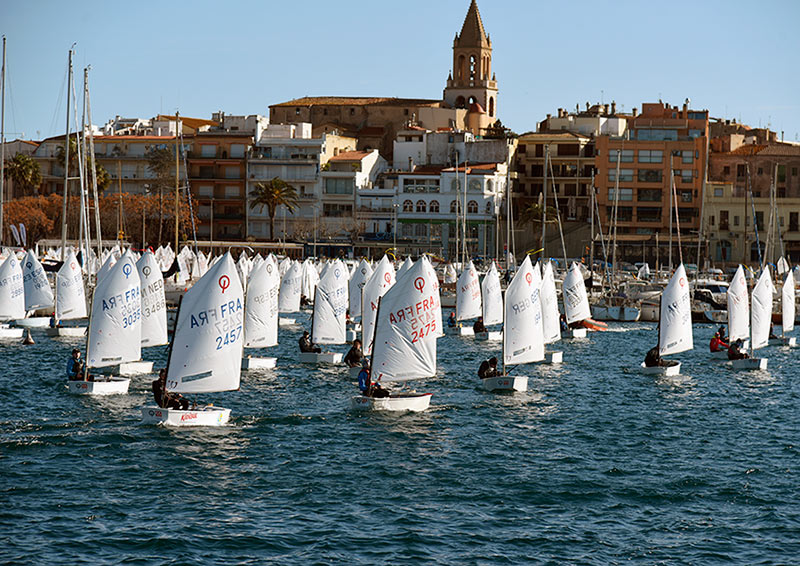Participants de la regata Palamós Optimist Trophy, en una imatge d'arxiu. (Foto: Alfred Farré).