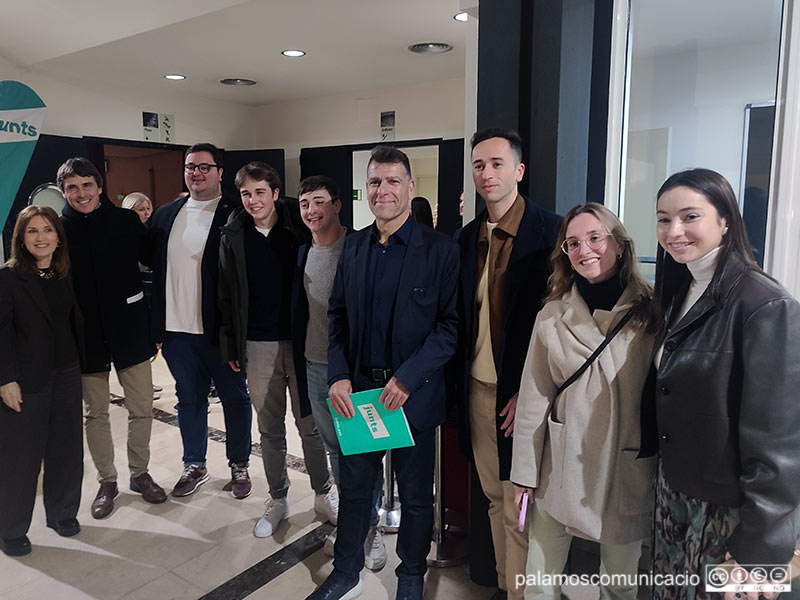 Raül Núñez, al centre de la imatge, abans de l'acte de presentació que es va fer ahir a La Gorga.