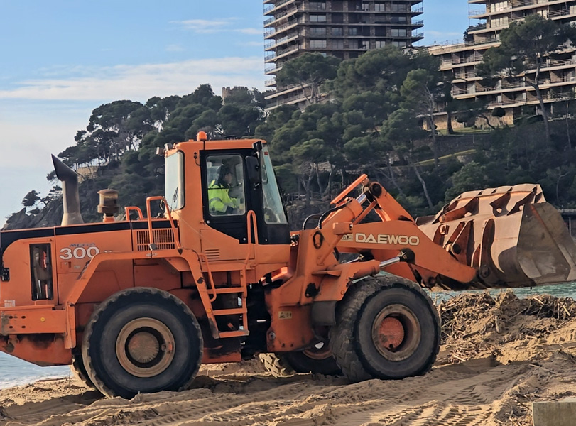 Una excavadora treballant per arreglar la platja de Torre Valentina. (Foto: Ajuntament de Calonge i Sant Antoni).