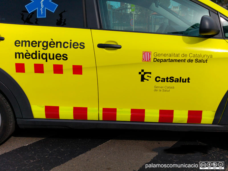 La dona atropellada va ser atesa pel Servei d'Emergències Mèdiques i traslladada a l'hospital de Palamós.
