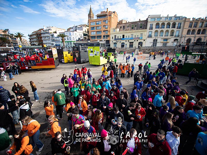 Plataformes a l'estenedor de xarxes durant la 'despertà' de l'any passat. (Foto: Carnaval de Palamós - Carol Photography).