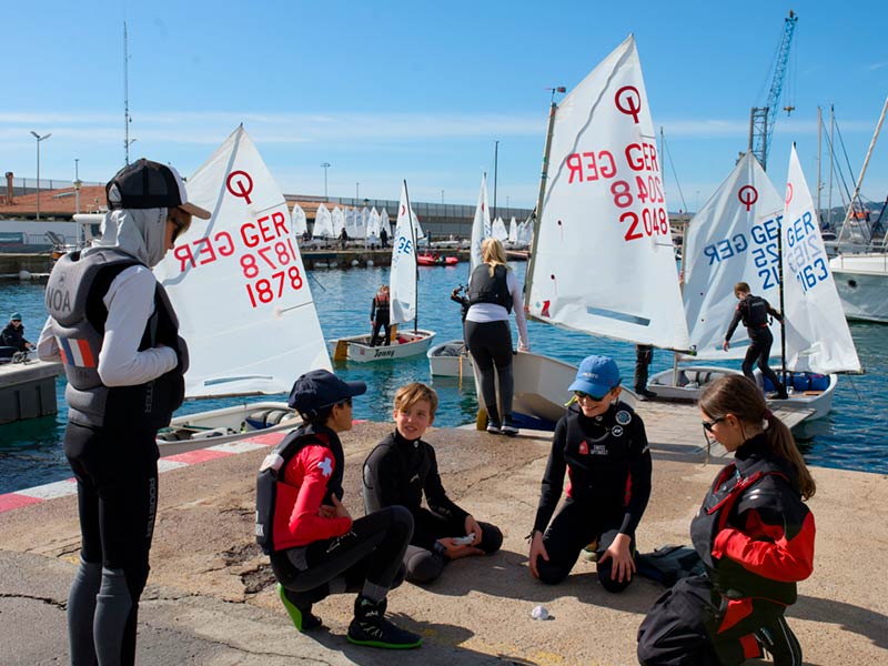 Regatistes de la regata posant les embarcacions a punt, ahir. (Foto: Adrià Morata - CN Costa Brava Vela Palamós).