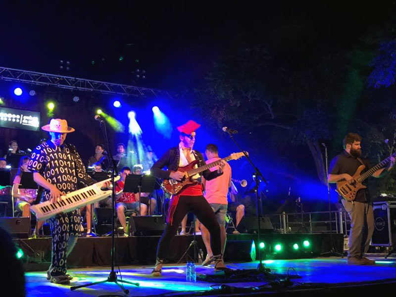 Obeses, durant la seva actuació el mes d'agost de 2019. (Foto: Amb So de Cobla).