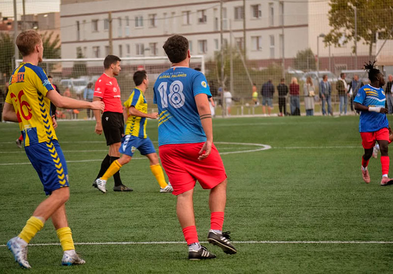 Imatge del derbi entre els equips de 4a Catalana del Global i el Palamós, el passat 25 d'octubre. (Foto: Global Palamós - instagram.com/hakim_works).