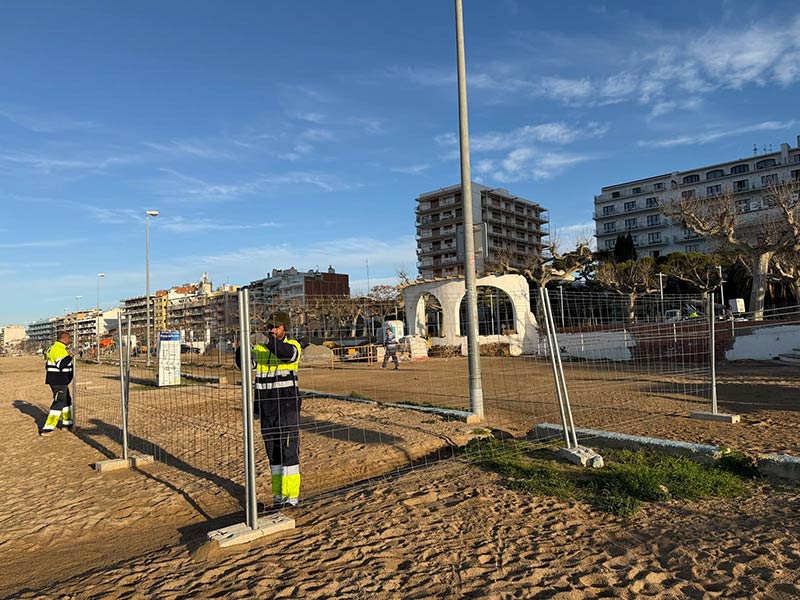 Les obres del passeig obliguen a tancar el pas als vianants per la part de sauló. (Foto: Ajuntament de Palamós).