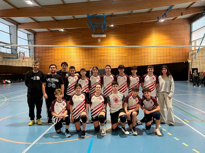 L'equip cadet de voleibol del Vedruna Palamós. (Foto: Voleibol Vedruna Palamós).