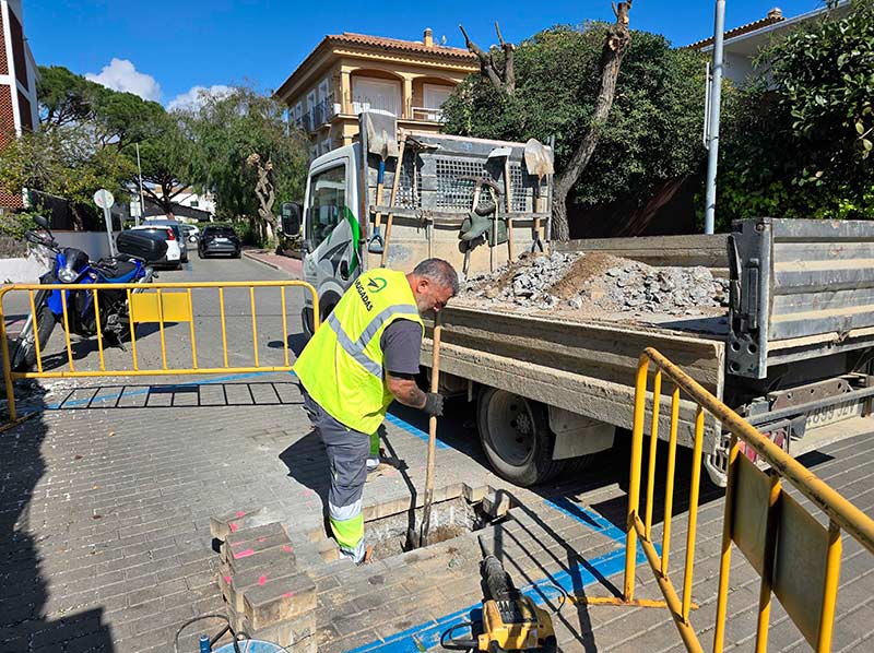 Les feines van començar ahir, al carrer de Pau Picasso. (Foto: Ajuntament de Calonge i Sant Antoni).