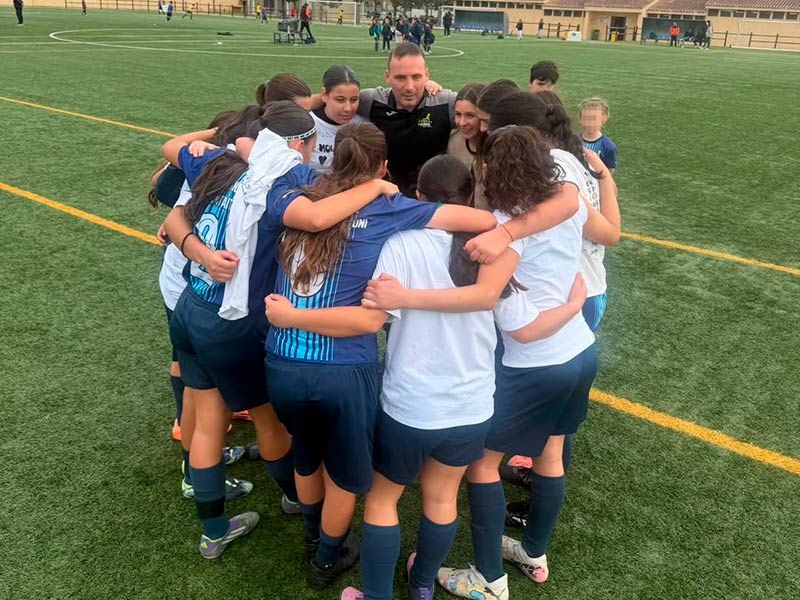 El cadet femení de l'Escola de Futbol de Calonge i Sant Antoni, campiones de lliga. (Foto: EF Calonge i Sant Antoni).