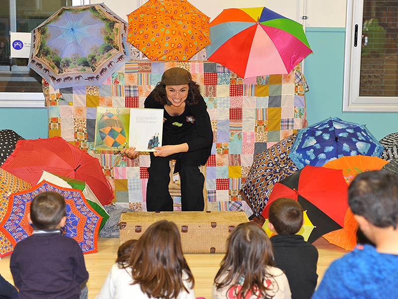 'Ka-ke-ki Dones Valentes', a càrrec de la companyia 'La Perleta', avui a l''Hora del conte'. (Foto: Biblioteca Lluís Barceló i Bou).