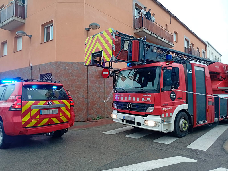 El foc va afectar un pis del carrer de Conrad Pallí i Batet. (Foto: Arnau Salvador Plaja).