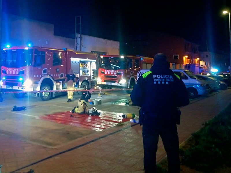L'incendi va afectar una nau del carrer de la Font. (Foto: Arnau Salvador Plaja).