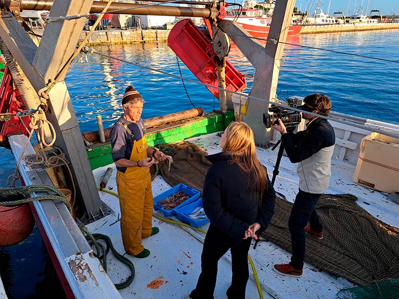 Enregistrament d'un dels reportatges del programa “Aquí la Terra”, de la 2Cat. (Foto: Ajuntament de Palamós).
