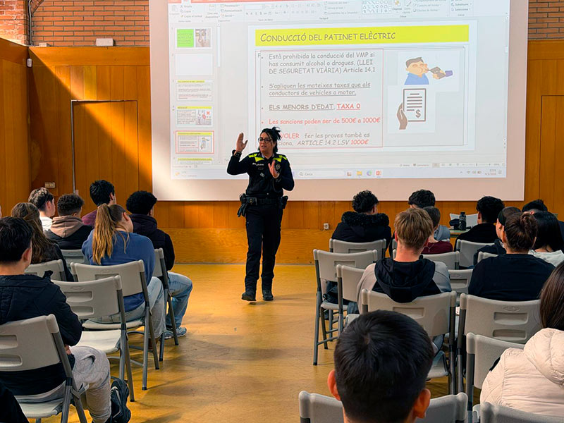 Una caporala de la Policia Local de Palamós impartint la xerrada d’educació viària a l’institut. (Foto: Ajuntament de Palamós).