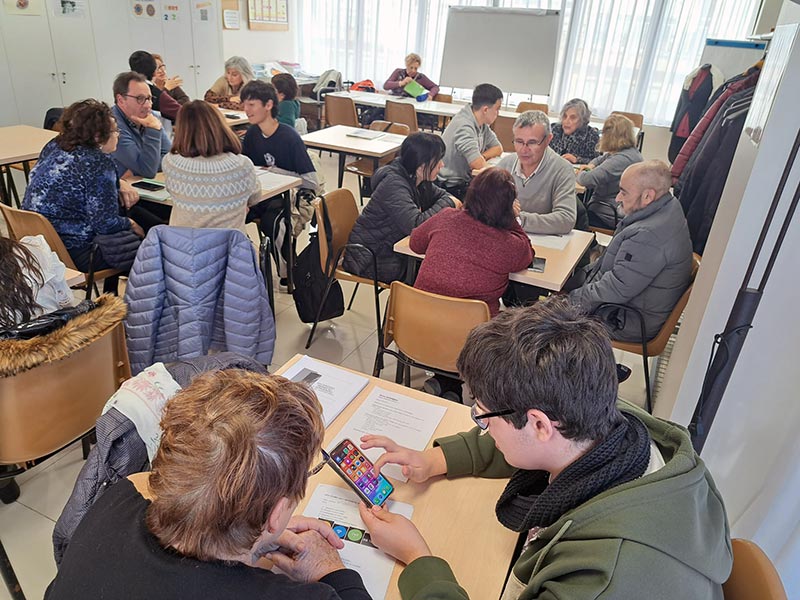 Imatge d'arxiu d'una sessió formativa en noves tecnologies per a la gent gran. (Foto: Ajuntament de Palamós).
