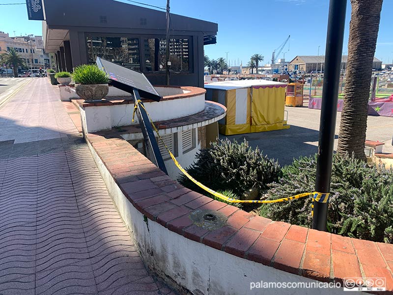 El fort vent va fer caure ahir el senyal informatiu d'entrada a l'aparcament de la platja Gran.