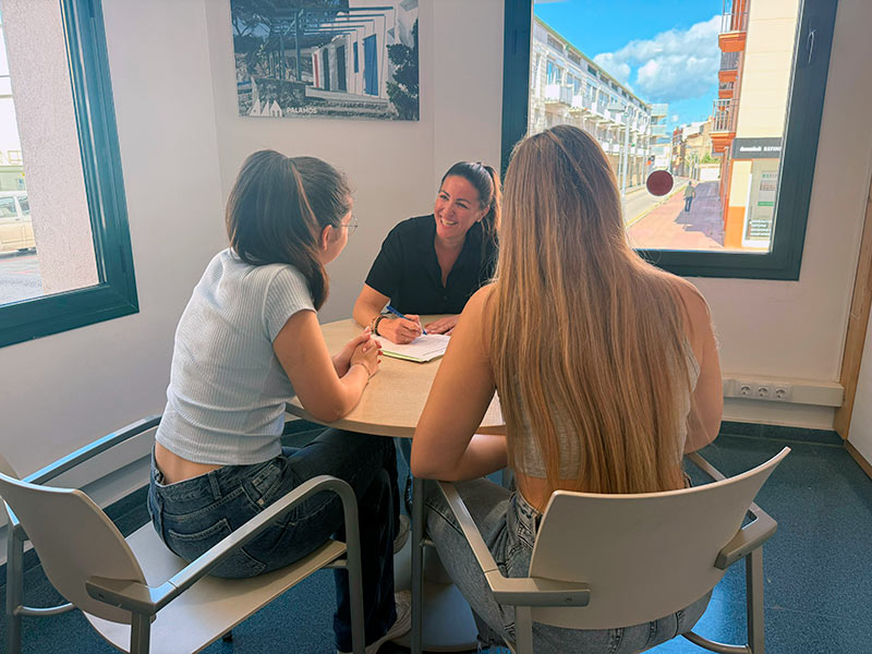 La tècnica del Servei d’Orientació d’Àmbit Comunitari, atenent a alumnes del municipi i les seves famílies. (Foto: Ajuntament de Palamós).