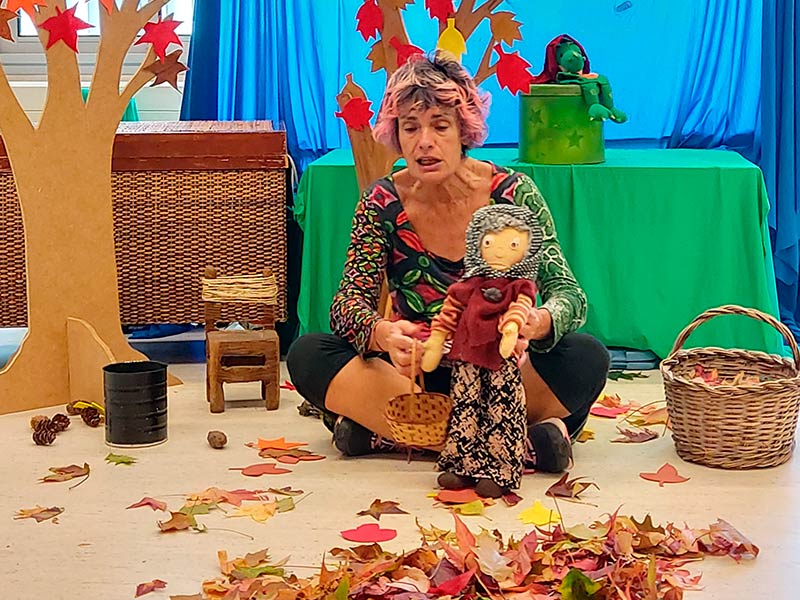 'Contes musicats' avui a la Biblioteca de la mà d'Anna Lucini. (Foto: Anna Lucini).