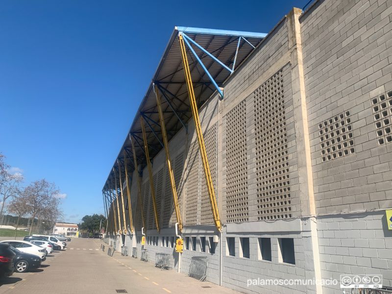 L'Ajuntament de Palamós ha iniciat els tràmits per canviar la coberta de l'Estadi Municipal.